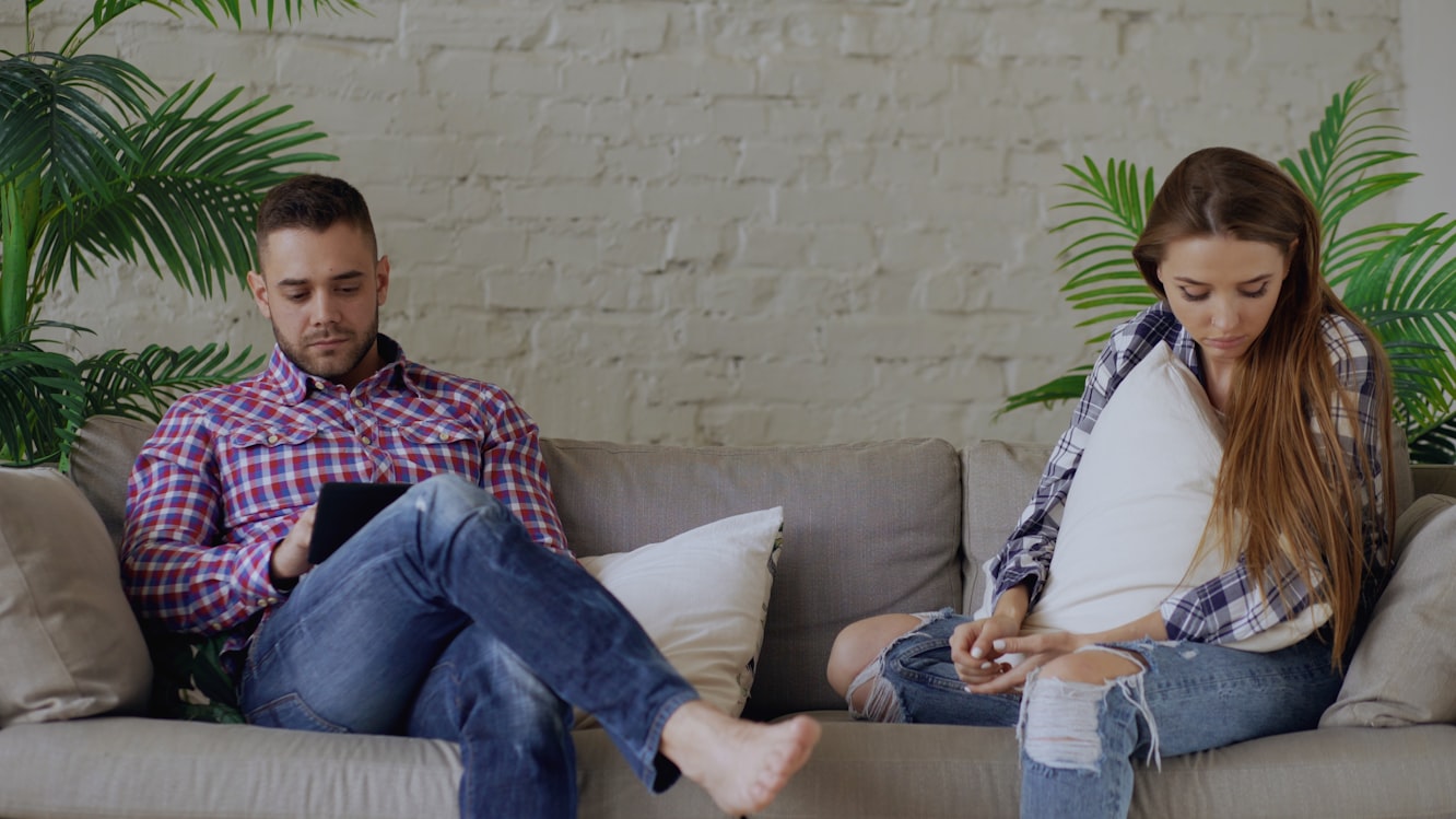 The Silent Killers Of Modern Relationships: 10 Red Flags You’re Ignoring