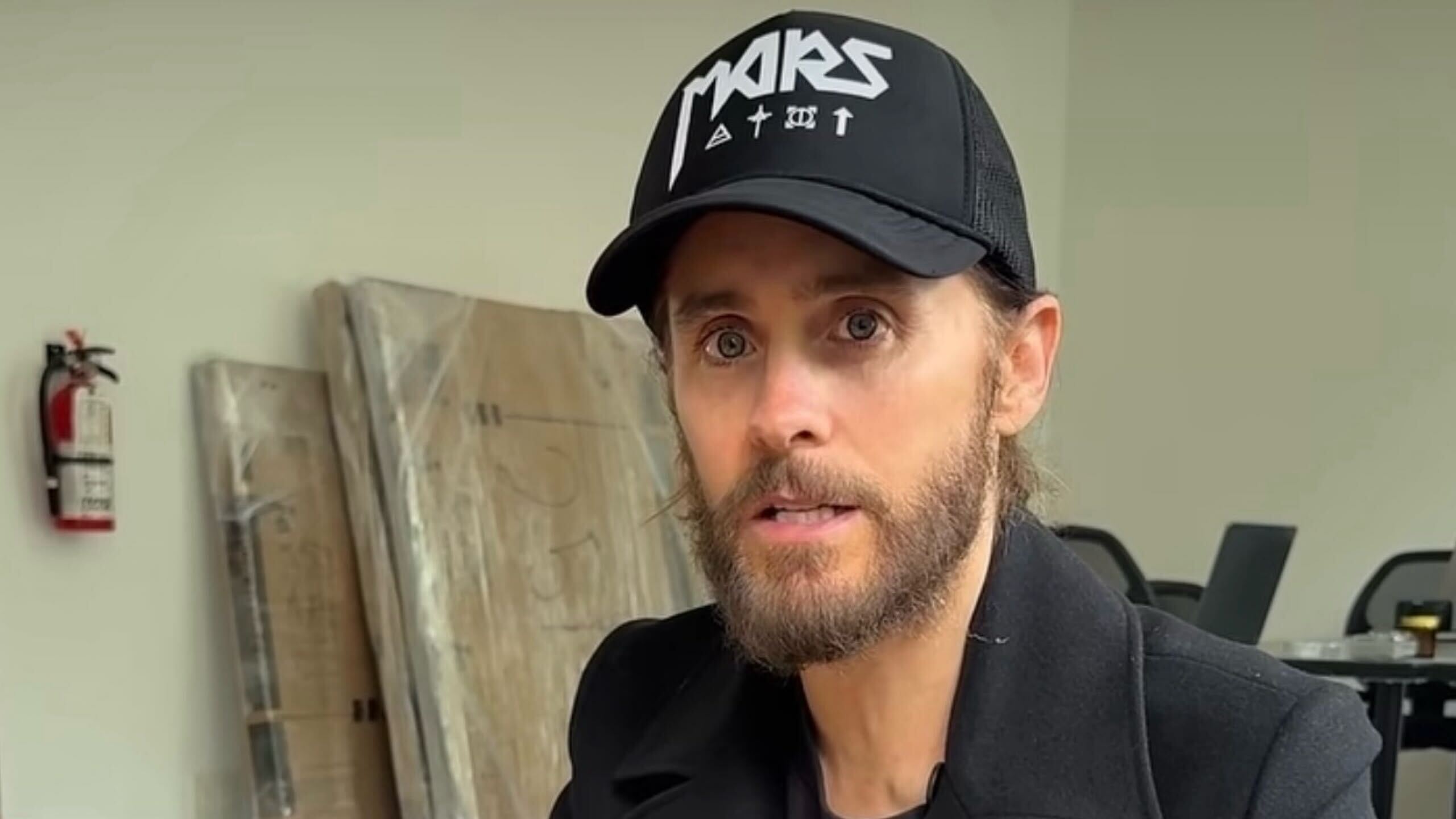 Picture of Jared Leto on a casual outfit and a face cap